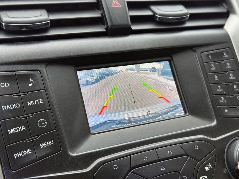 Ford Fusion Vehicle Full-screen Gallery Image 24