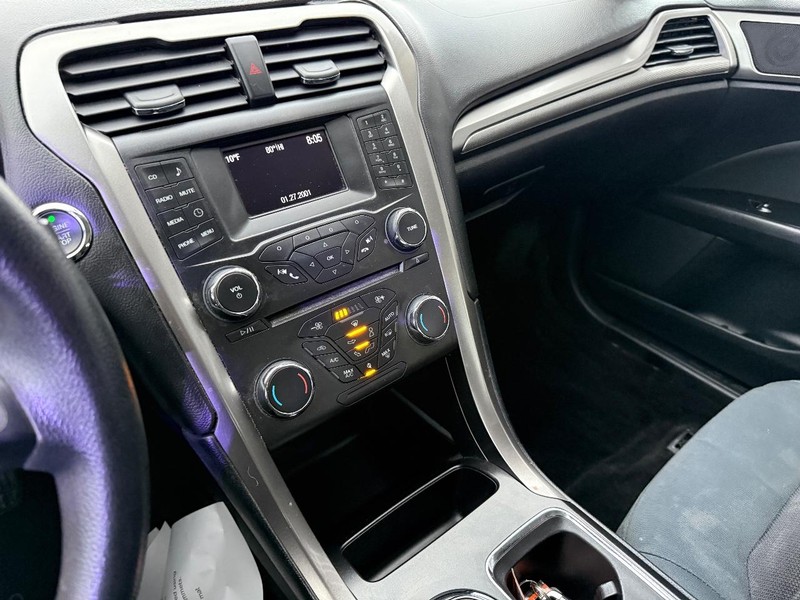 Ford Fusion Vehicle Full-screen Gallery Image 25