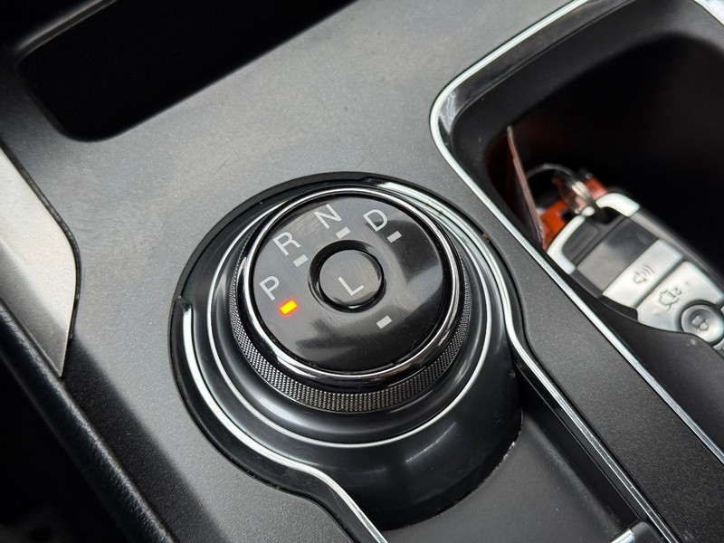 Ford Fusion Vehicle Full-screen Gallery Image 26