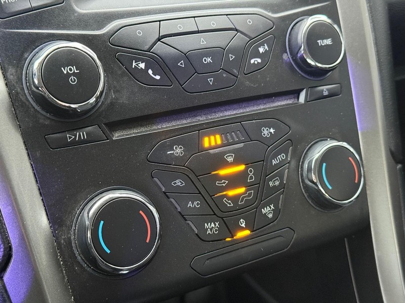 Ford Fusion Vehicle Full-screen Gallery Image 28