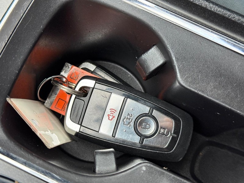 Ford Fusion Vehicle Full-screen Gallery Image 30