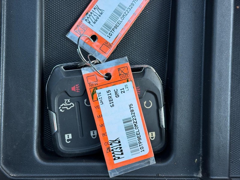 GMC Sierra 1500 Vehicle Full-screen Gallery Image 26