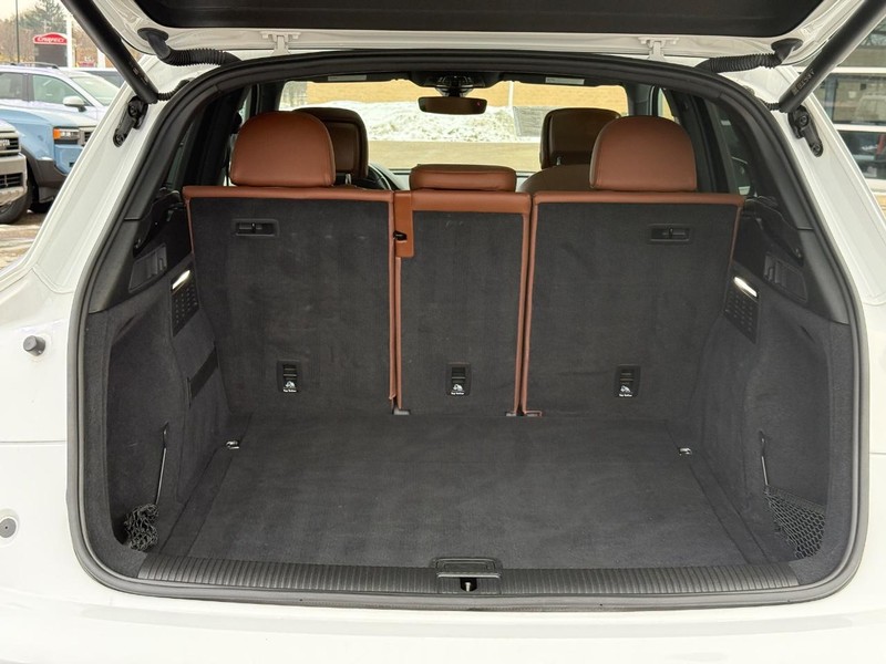 Audi Q5 Vehicle Full-screen Gallery Image 09