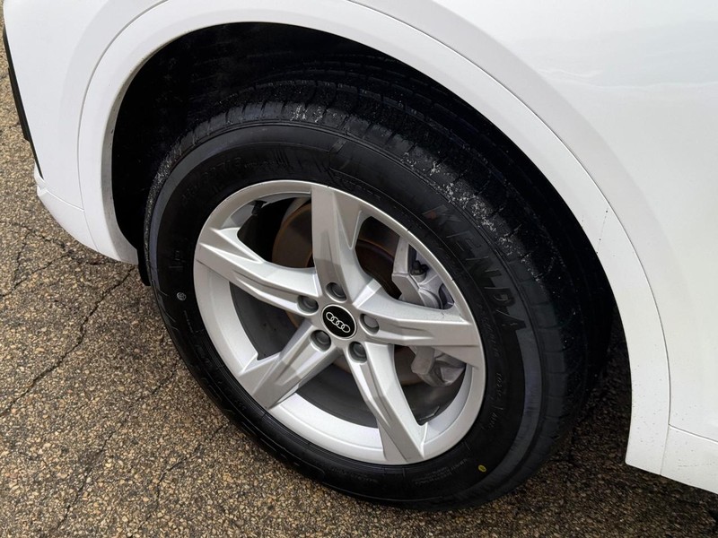 Audi Q5 Vehicle Full-screen Gallery Image 10