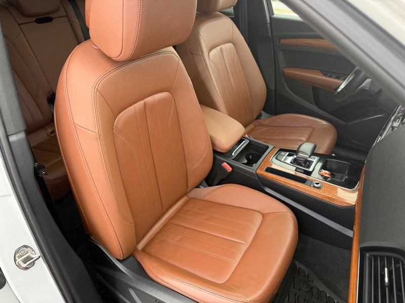 Audi Q5 Vehicle Full-screen Gallery Image 11