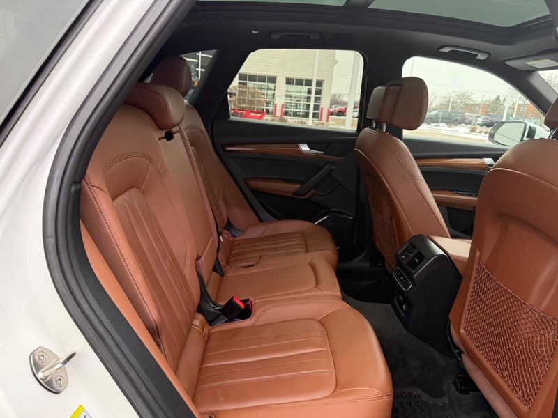 Audi Q5 Vehicle Full-screen Gallery Image 12