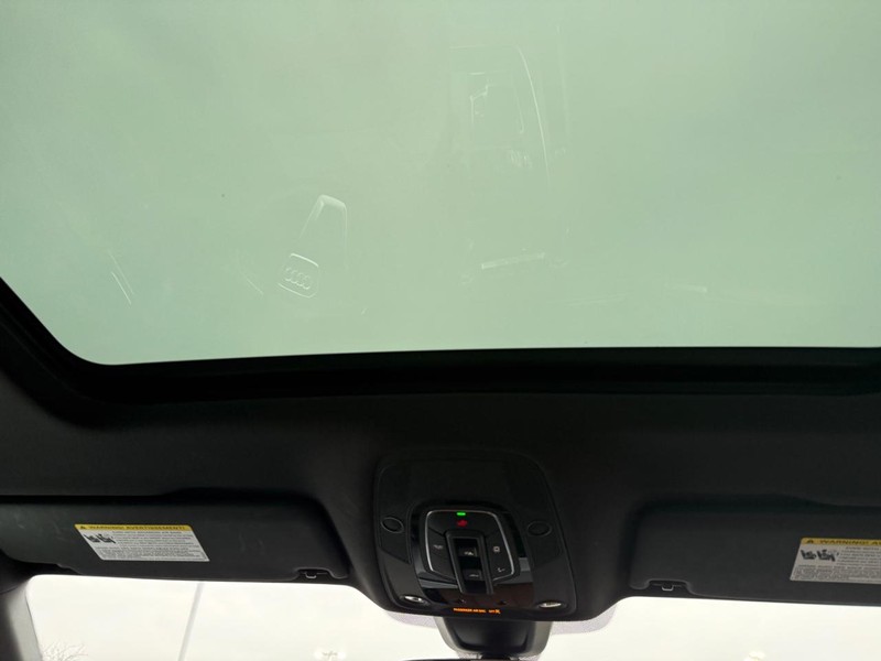 Audi Q5 Vehicle Full-screen Gallery Image 15