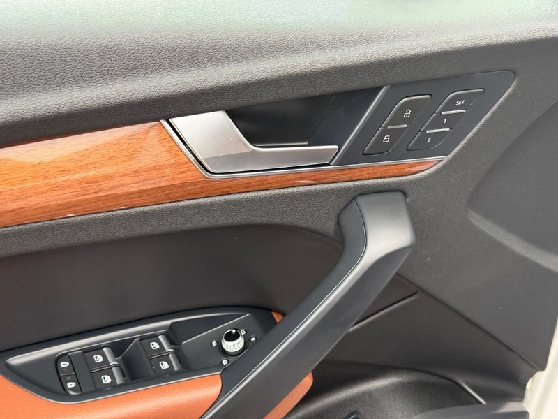 Audi Q5 Vehicle Full-screen Gallery Image 18