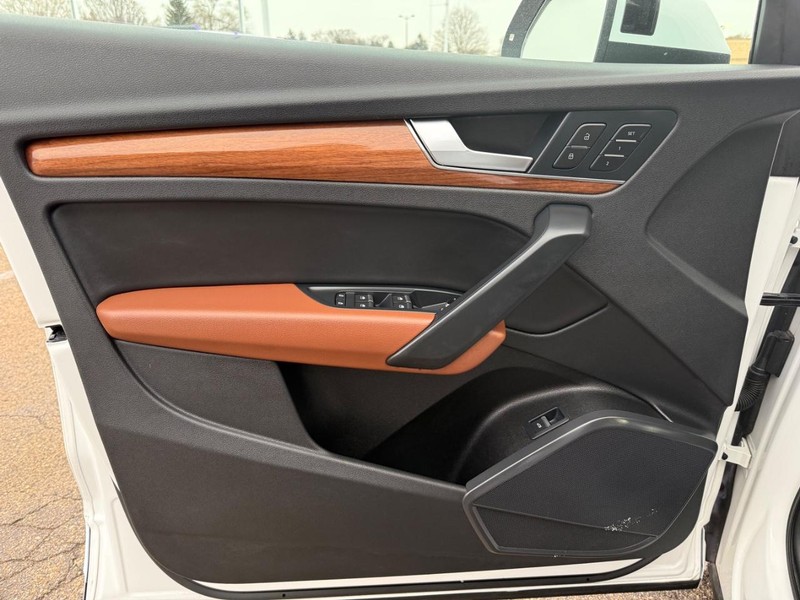 Audi Q5 Vehicle Full-screen Gallery Image 19