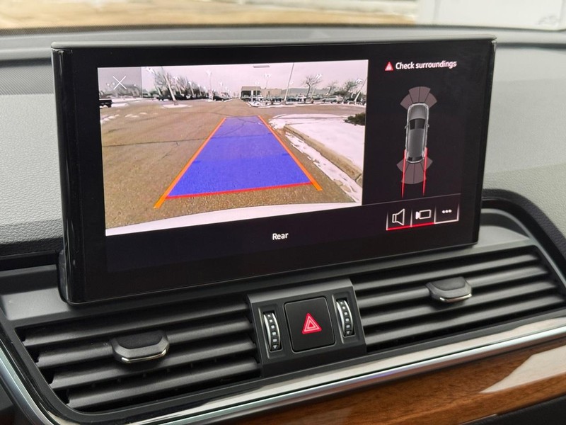 Audi Q5 Vehicle Full-screen Gallery Image 24