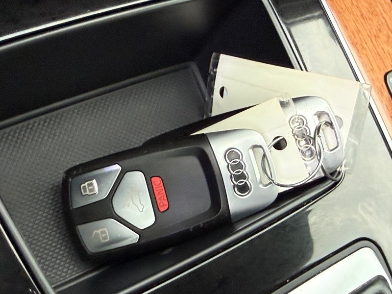 Audi Q5 Vehicle Full-screen Gallery Image 30