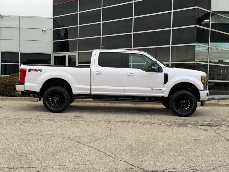 Ford Super Duty F-250 SRW Vehicle Full-screen Gallery Image 02