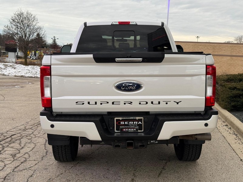Ford Super Duty F-250 SRW Vehicle Full-screen Gallery Image 04