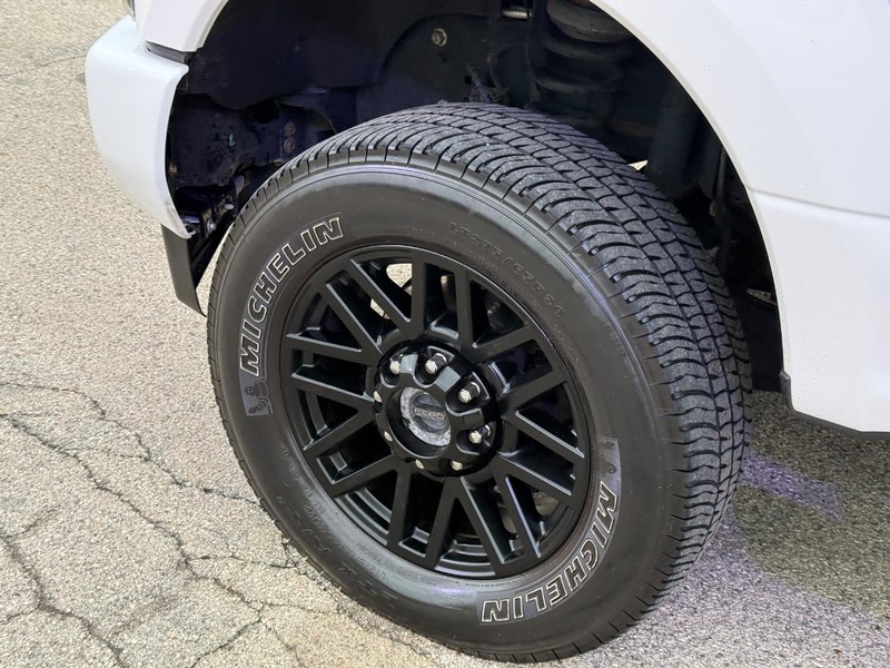 Ford Super Duty F-250 SRW Vehicle Full-screen Gallery Image 10