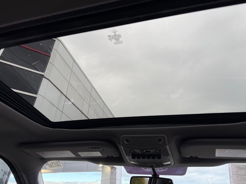 Ford Super Duty F-250 SRW Vehicle Full-screen Gallery Image 15