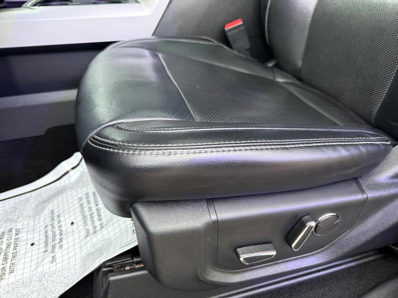 Ford Super Duty F-250 SRW Vehicle Full-screen Gallery Image 17