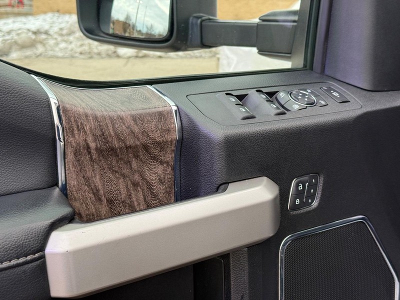 Ford Super Duty F-250 SRW Vehicle Full-screen Gallery Image 18