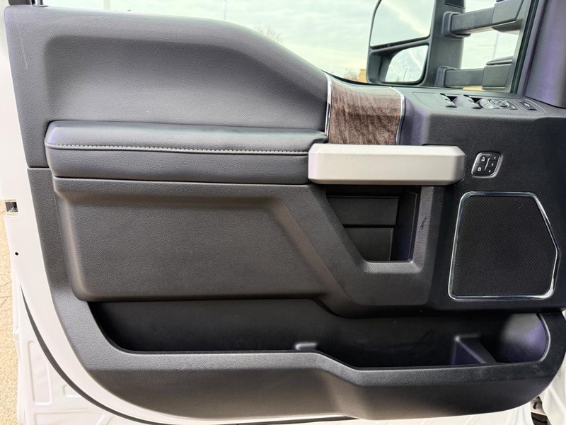 Ford Super Duty F-250 SRW Vehicle Full-screen Gallery Image 19