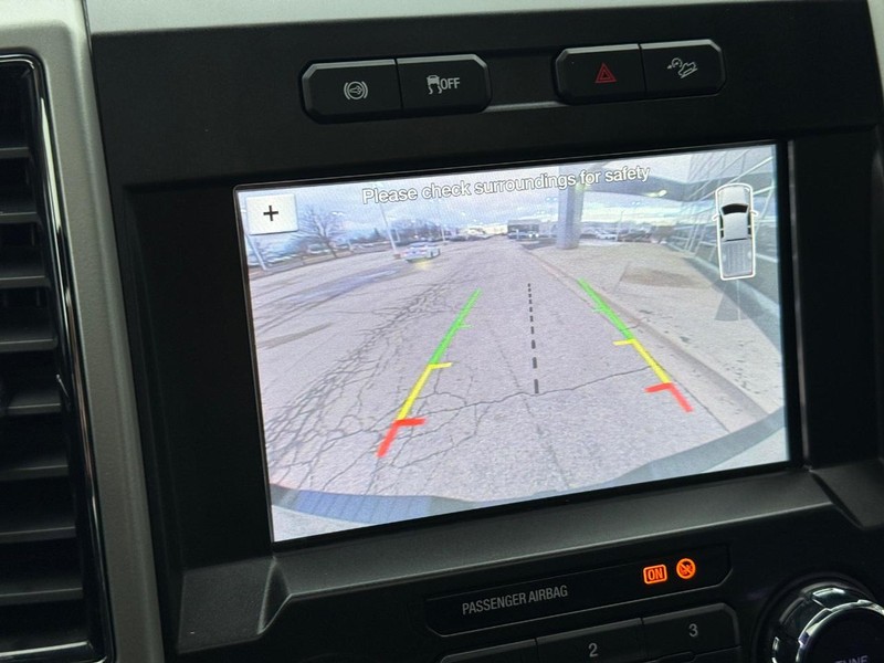 Ford Super Duty F-250 SRW Vehicle Full-screen Gallery Image 24