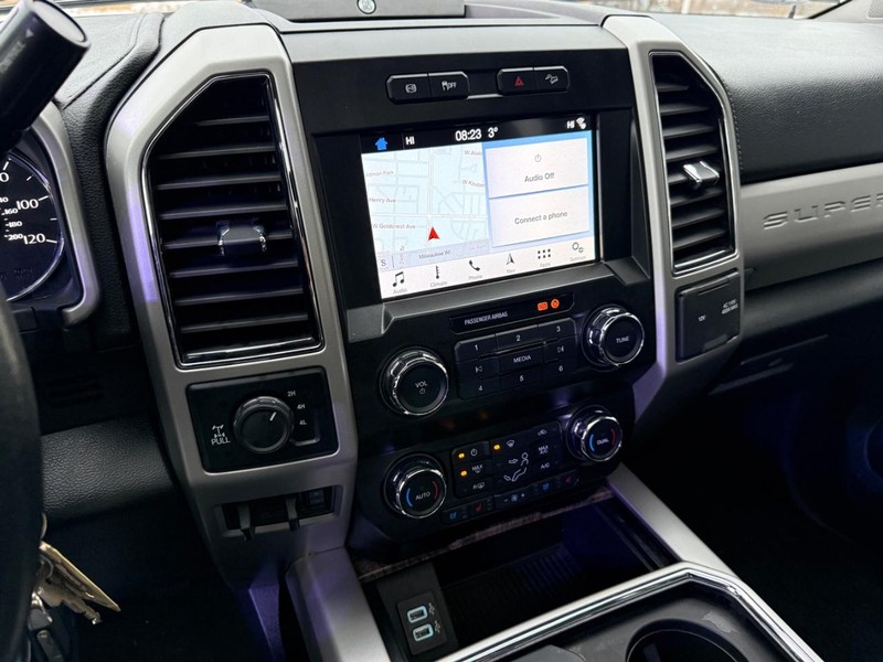 Ford Super Duty F-250 SRW Vehicle Full-screen Gallery Image 25