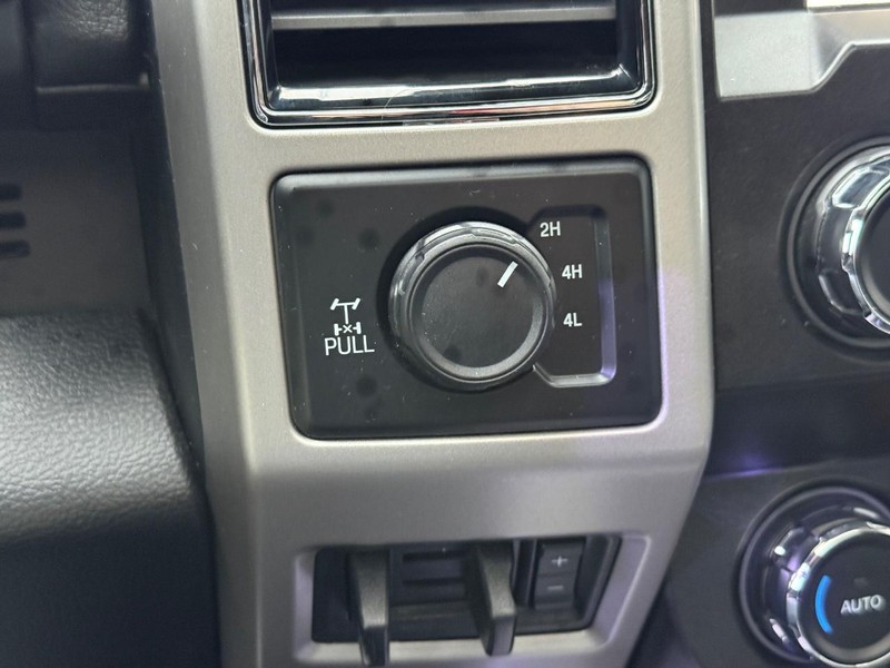 Ford Super Duty F-250 SRW Vehicle Full-screen Gallery Image 28