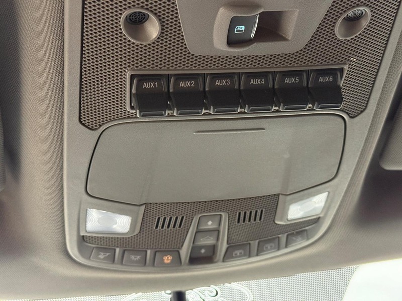 Ford Super Duty F-250 SRW Vehicle Full-screen Gallery Image 29