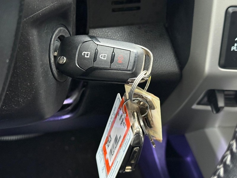 Ford Super Duty F-250 SRW Vehicle Full-screen Gallery Image 31