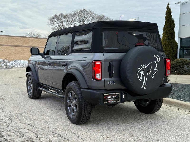 Ford Bronco Vehicle Full-screen Gallery Image 05