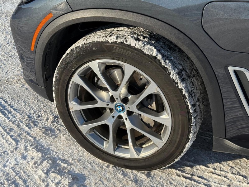 BMW X5 Vehicle Full-screen Gallery Image 09