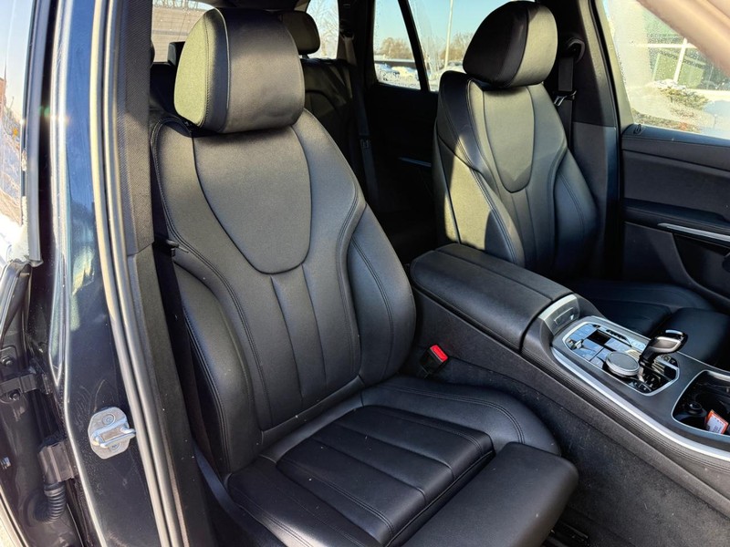 BMW X5 Vehicle Full-screen Gallery Image 11