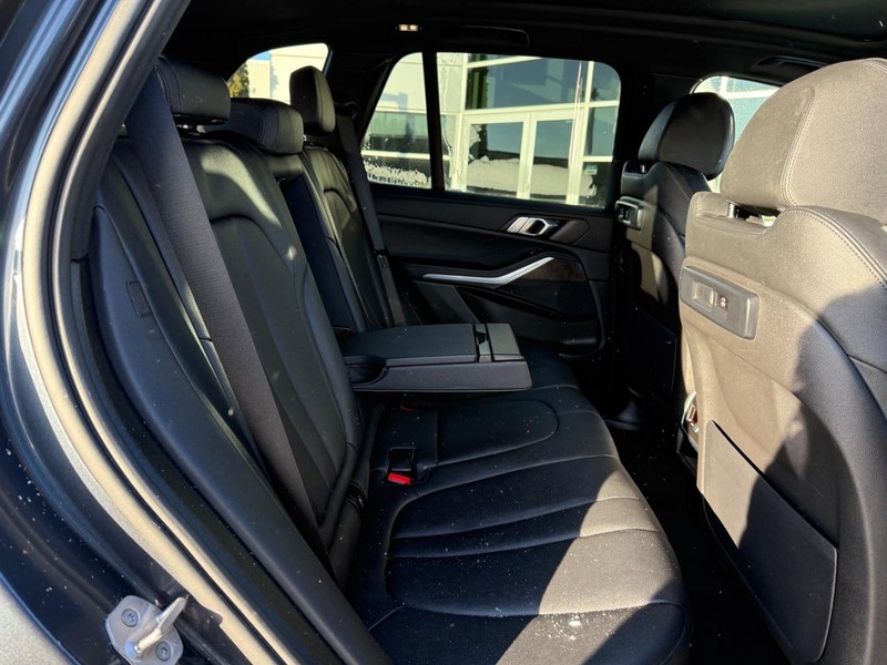 BMW X5 Vehicle Full-screen Gallery Image 12