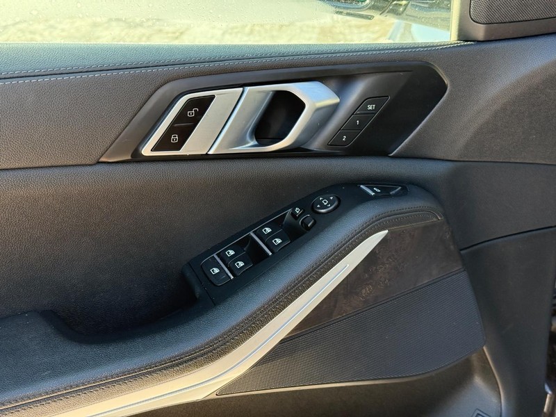 BMW X5 Vehicle Full-screen Gallery Image 19