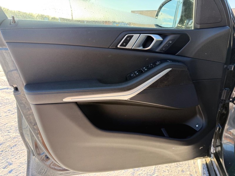 BMW X5 Vehicle Full-screen Gallery Image 20