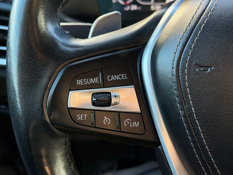 BMW X5 Vehicle Full-screen Gallery Image 21