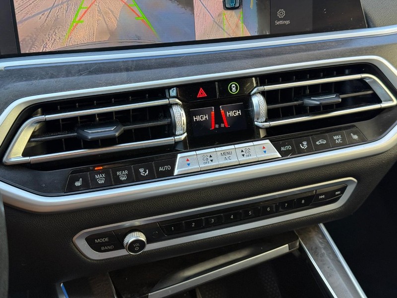 BMW X5 Vehicle Full-screen Gallery Image 29