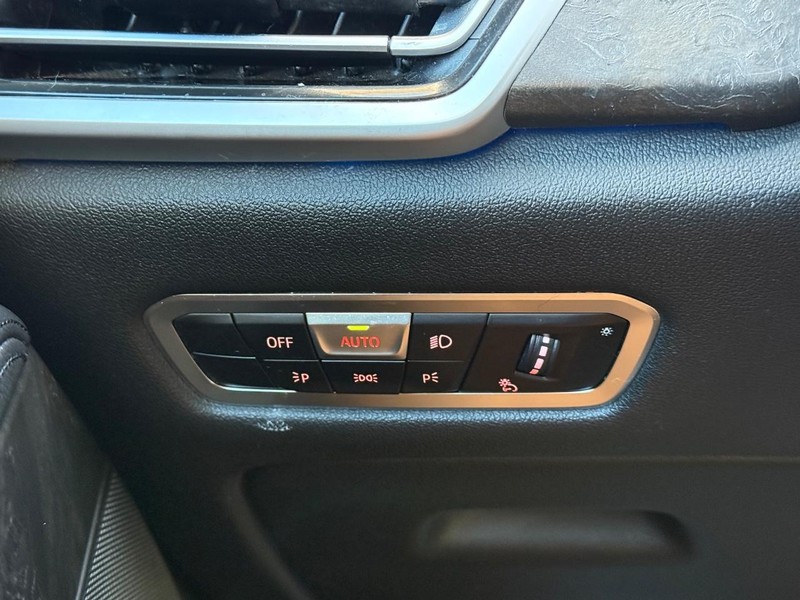 BMW X5 Vehicle Full-screen Gallery Image 30