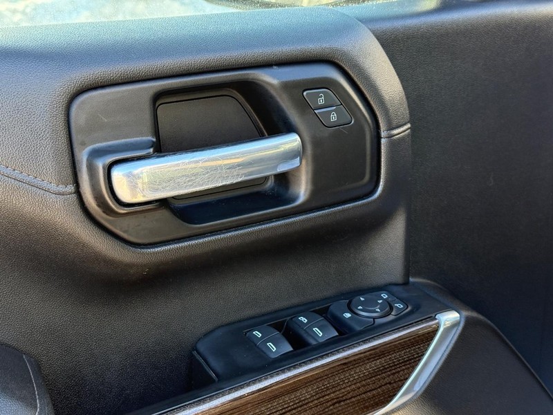 Chevrolet Silverado 1500 Vehicle Full-screen Gallery Image 18