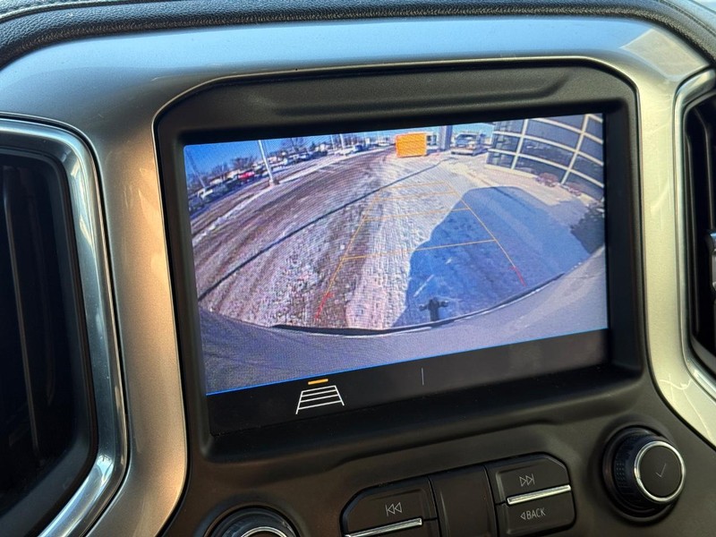 Chevrolet Silverado 1500 Vehicle Full-screen Gallery Image 24