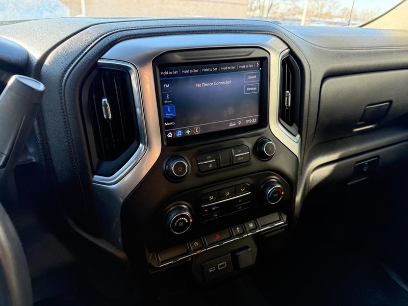 Chevrolet Silverado 1500 Vehicle Full-screen Gallery Image 25