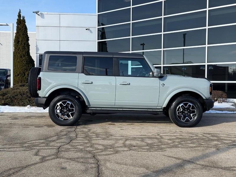 Ford Bronco Vehicle Full-screen Gallery Image 02