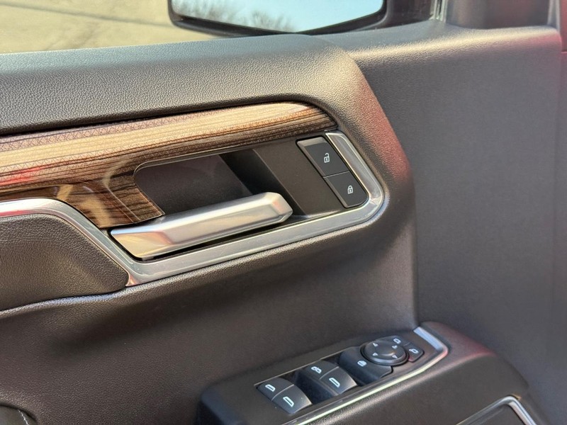 Chevrolet Silverado 1500 Vehicle Full-screen Gallery Image 18