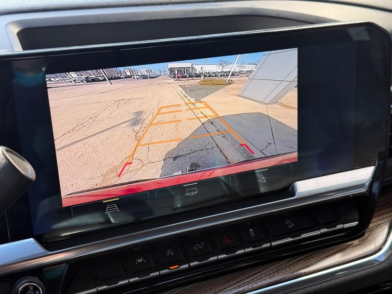 Chevrolet Silverado 1500 Vehicle Full-screen Gallery Image 24