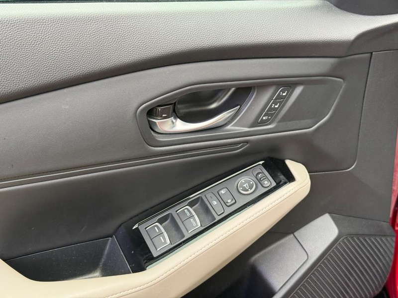 Honda Accord Hybrid Vehicle Full-screen Gallery Image 18