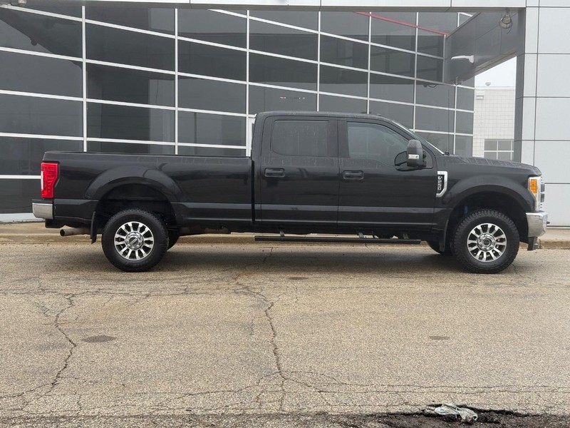 Ford Super Duty F-250 SRW Vehicle Full-screen Gallery Image 02