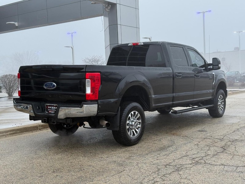 Ford Super Duty F-250 SRW Vehicle Full-screen Gallery Image 03