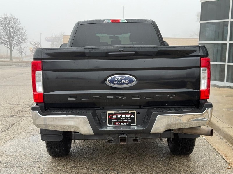 Ford Super Duty F-250 SRW Vehicle Full-screen Gallery Image 04