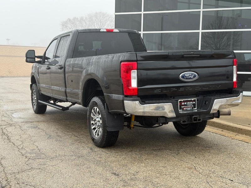 Ford Super Duty F-250 SRW Vehicle Full-screen Gallery Image 05