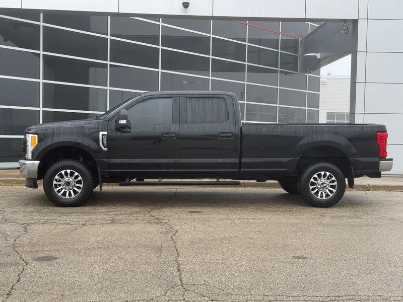 Ford Super Duty F-250 SRW Vehicle Full-screen Gallery Image 06