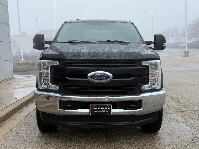 Ford Super Duty F-250 SRW Vehicle Full-screen Gallery Image 08