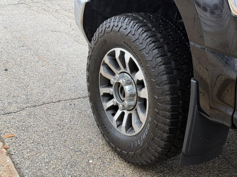 Ford Super Duty F-250 SRW Vehicle Full-screen Gallery Image 10